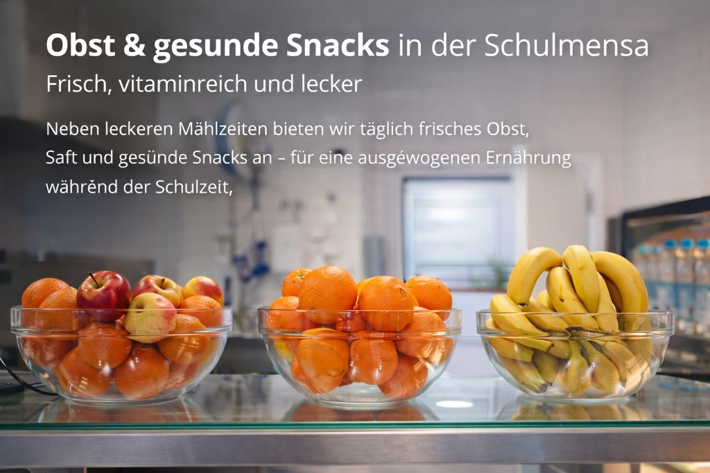 Frisches Obst und gesunde Snacks in der Schulmensa – frisch, vitaminreich und lecker (Text im Bild).
